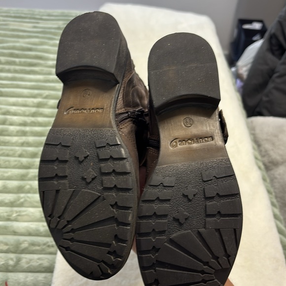 BOUTIQUE 9 BROWN BOOTS - Picture 5 of 7